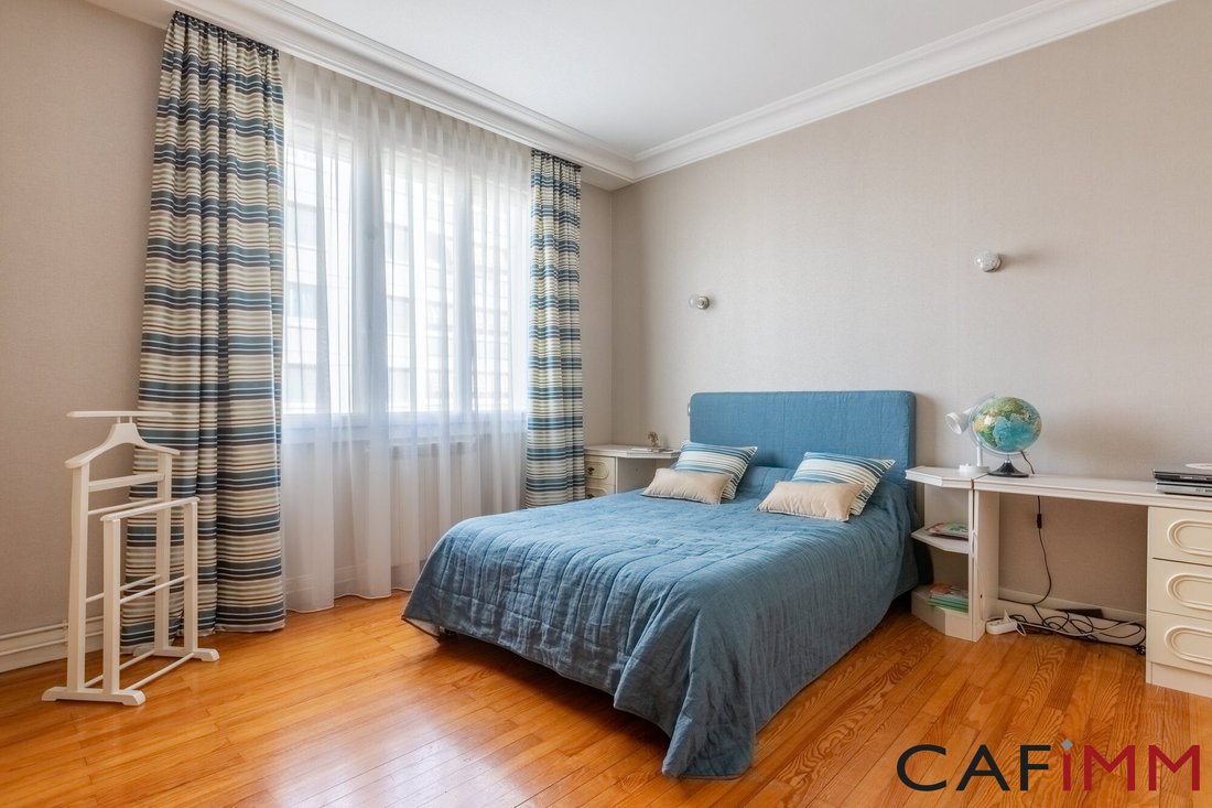 Lyon Mitoyenne 1 Côtés In Lyon, France For Sale (14774053)