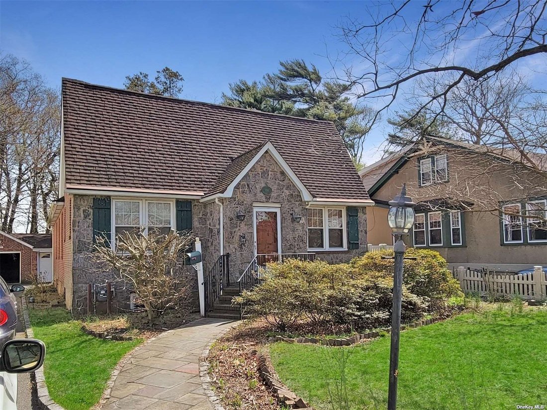 House in Merrick, New York, United States 1 - 14775134