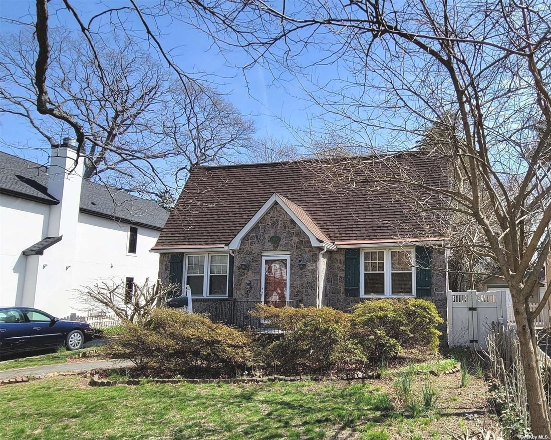 House in Merrick, New York, United States 2 - 14775134