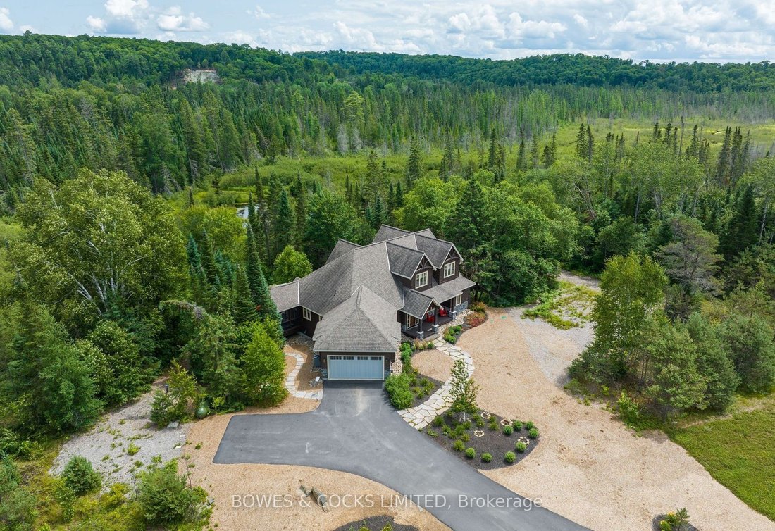 Upscale Property In The Middle Of Everything In Huntsville, Canada For