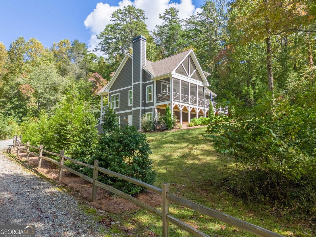 Charming Cottage With Lakeside Pavilion On In Tiger, United