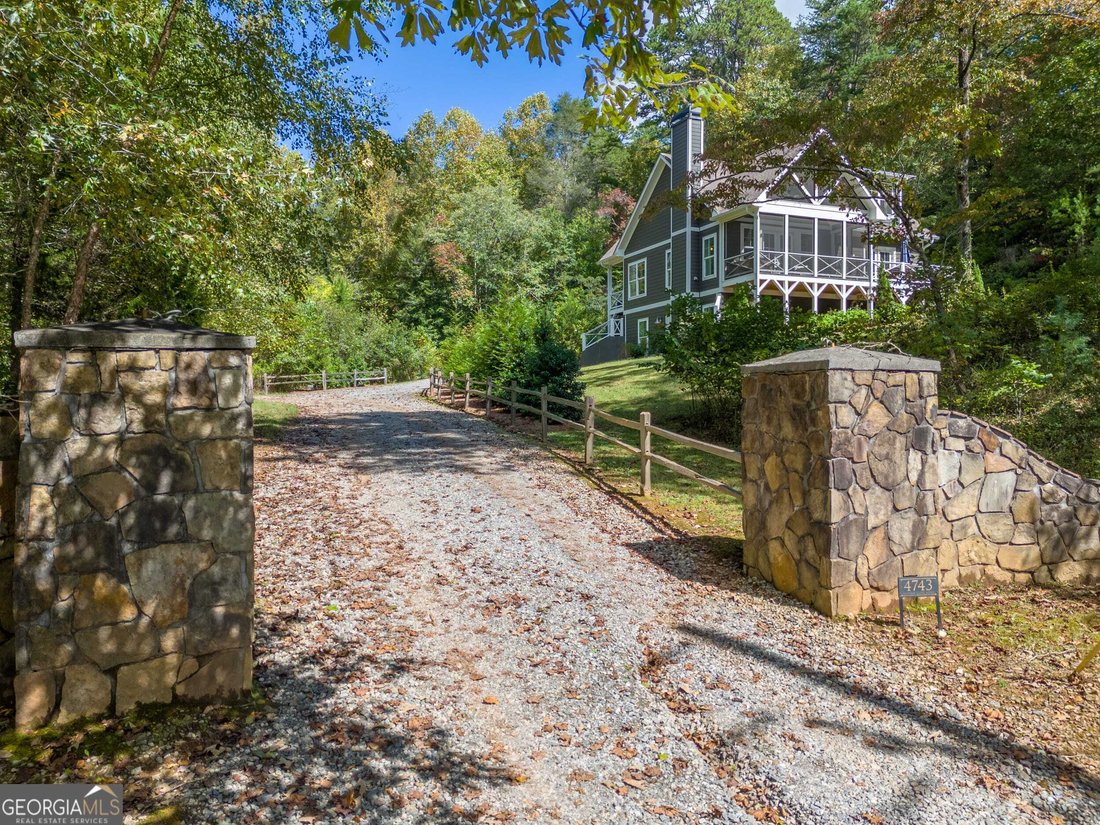 Charming Cottage With Lakeside Pavilion On In Tiger, United