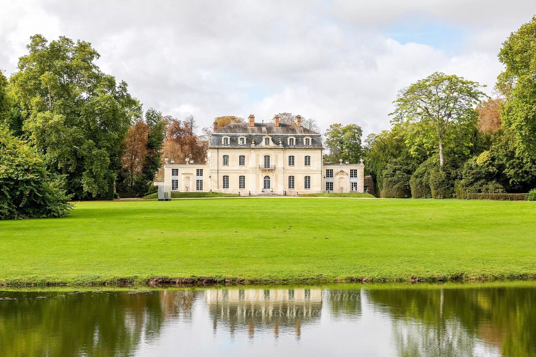 Sumptuous 18th Century Château With 70 In Charron, Nouvelle Aquitaine