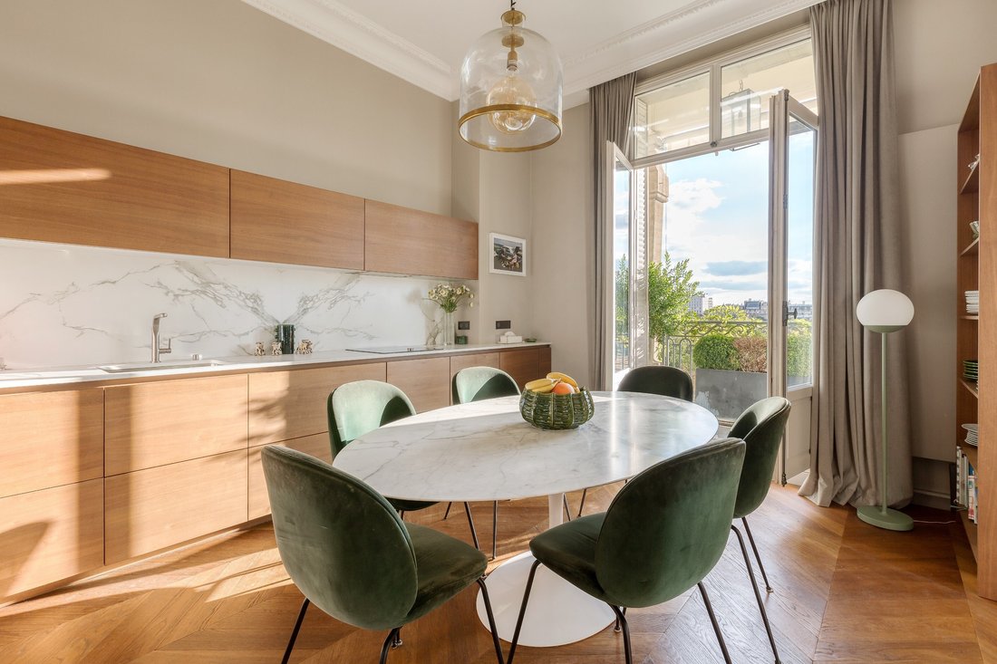 Family Apartment With Balconies And Views Onto In Paris, île De France