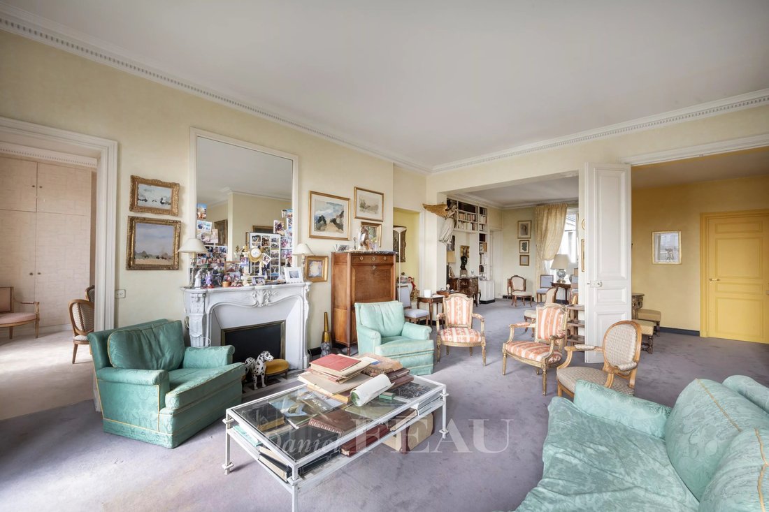 Paris 7th District A 6 Bed Family Apartment In Paris, île De France