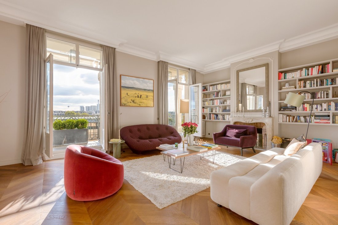 Family Apartment With Balconies And Views Onto In Paris, île De France