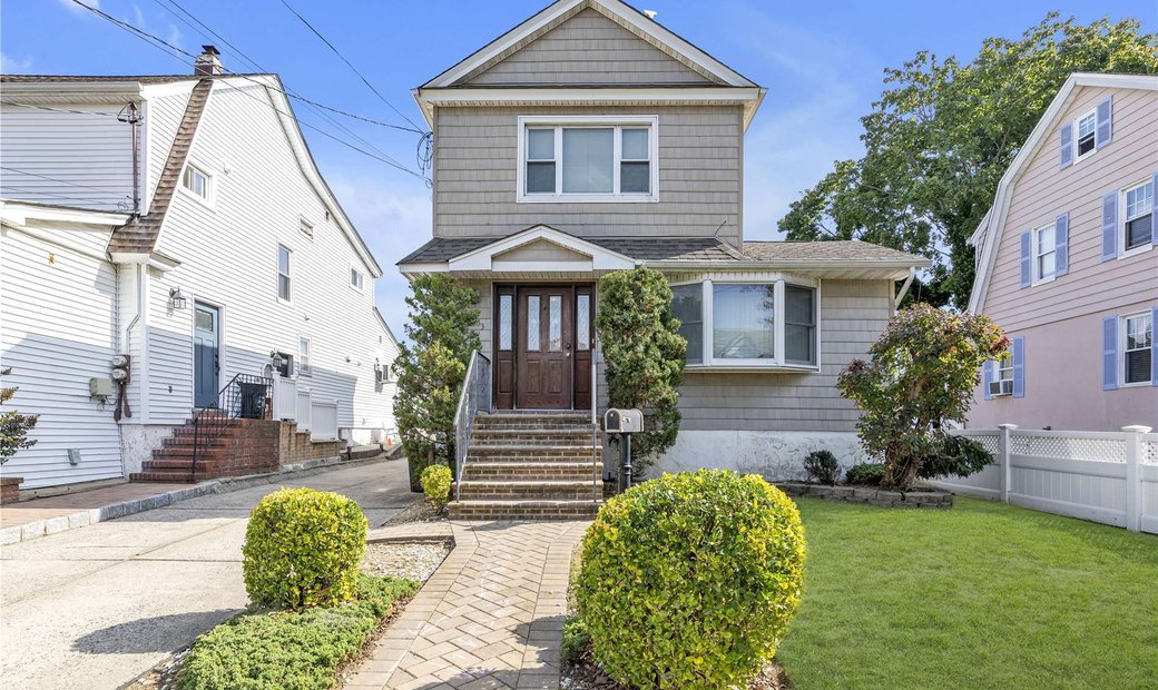 House Valley Stream In Valley Stream, New York, United States For Sale