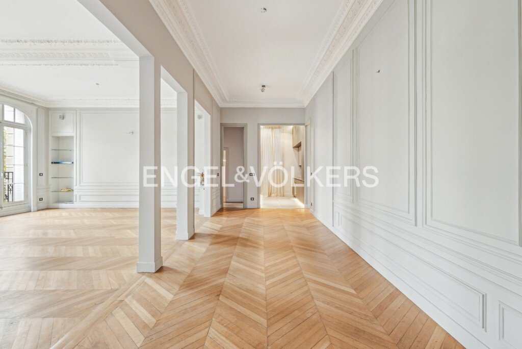 Family Apartment Avenue Henri Martin In Paris, île De France, France