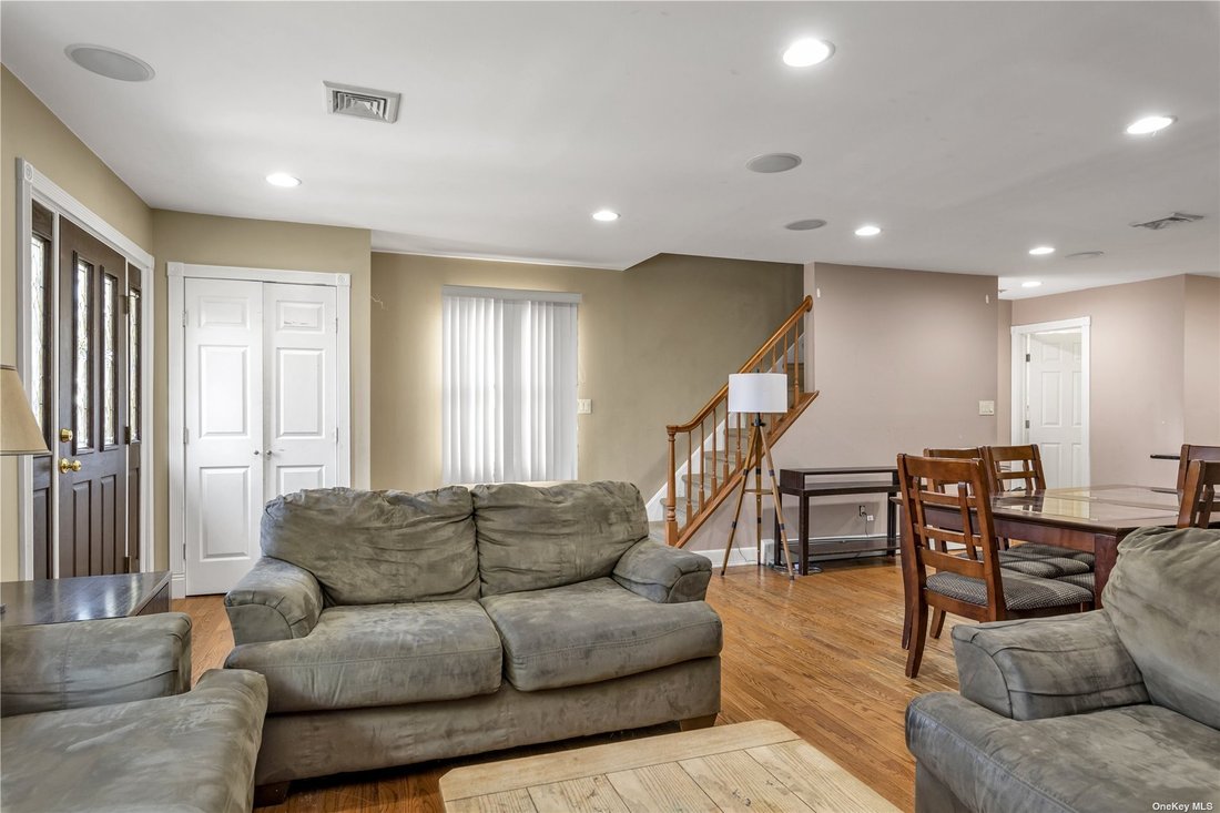 House Valley Stream In Valley Stream, New York, United States For Sale