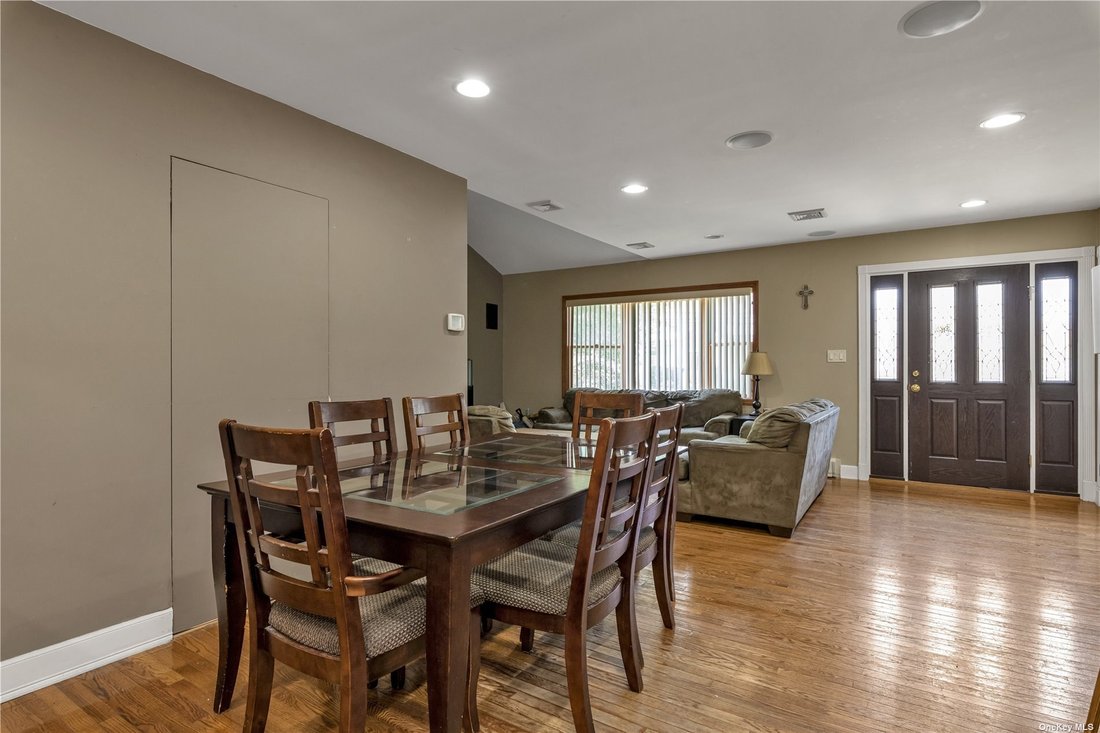 House Valley Stream In Valley Stream, New York, United States For Sale