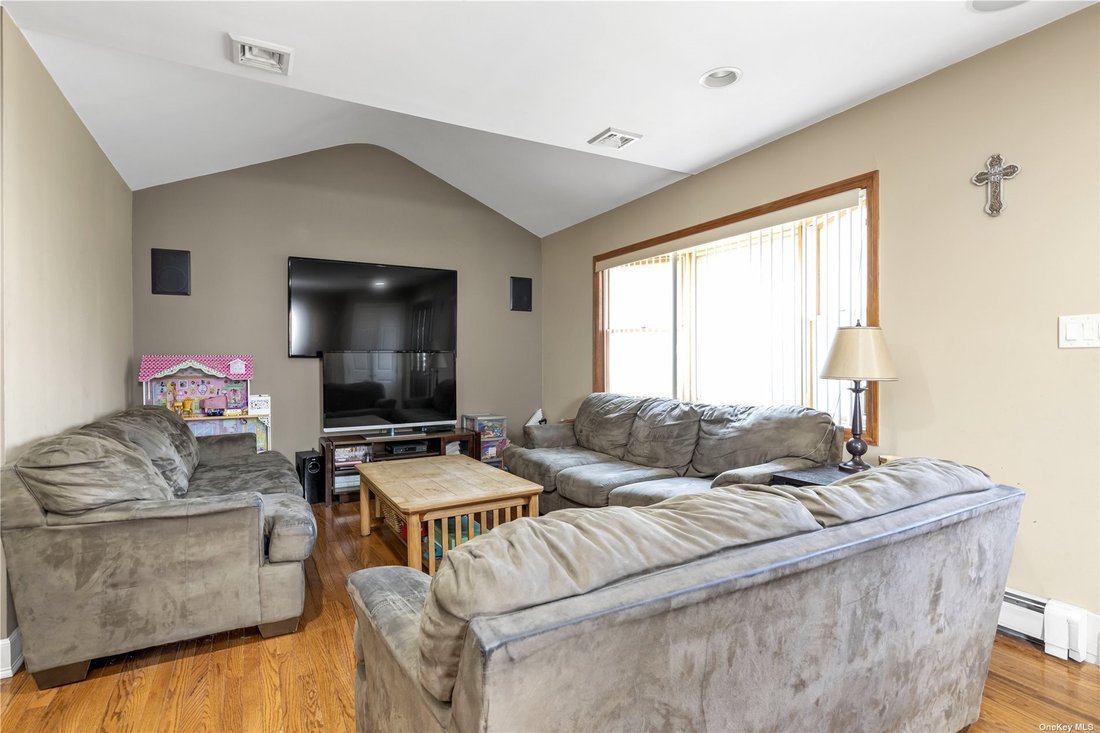 House Valley Stream In Valley Stream, New York, United States For Sale