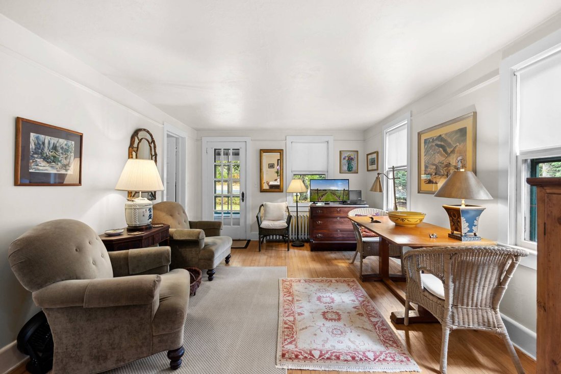 Charming Single Story Cottage In East Hampton, New York, United States