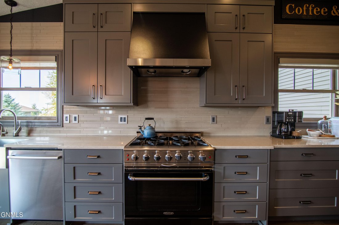 5 Bedrooms Single Family Detached In Bismarck, North Dakota, United