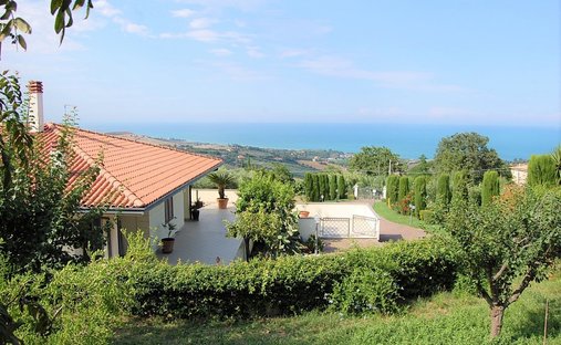 Villa in Roseto degli Abruzzi, Abruzzo, Italy 1