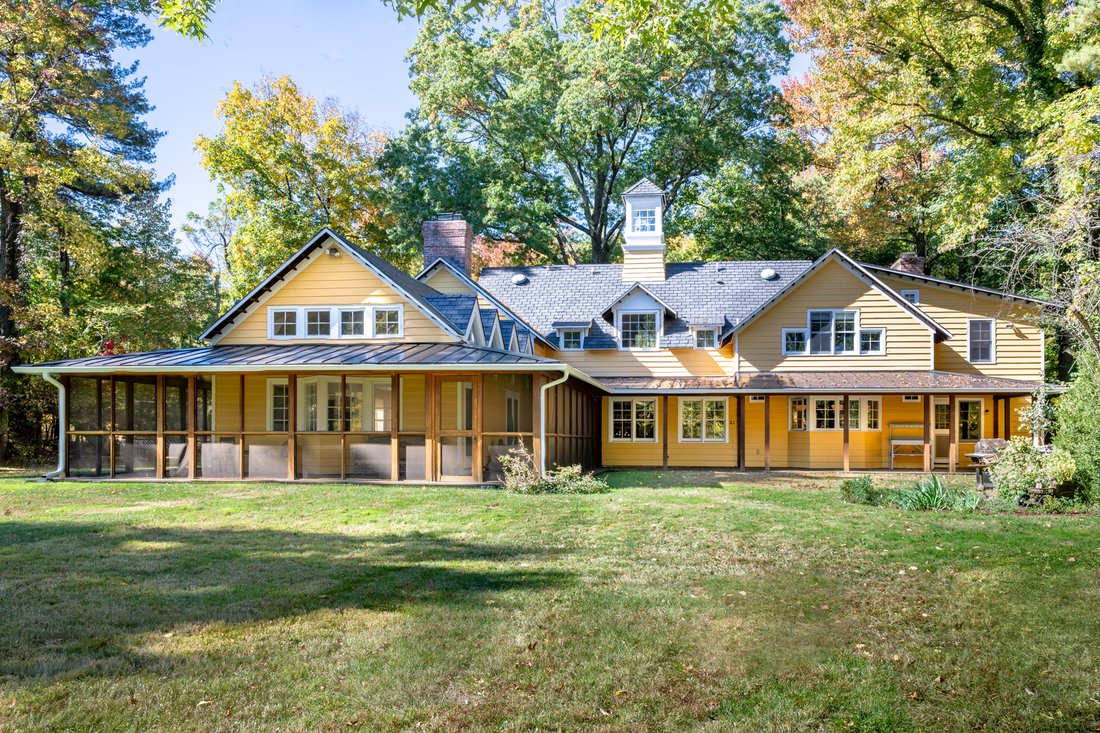 The Yellow House In Snedens Landing In Palisades, New York, United