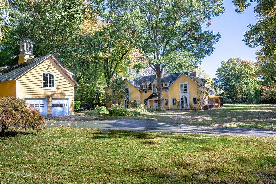 The Yellow House In Snedens Landing In Palisades, New York, United
