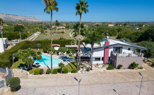 Villa in Floridia, Sicily, Italy 1
