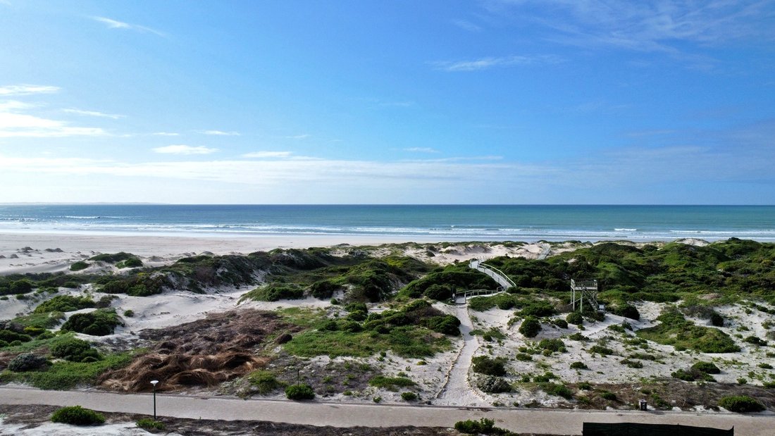 Magnificent Beach Front Living In Struis Bay, Western Cape, South