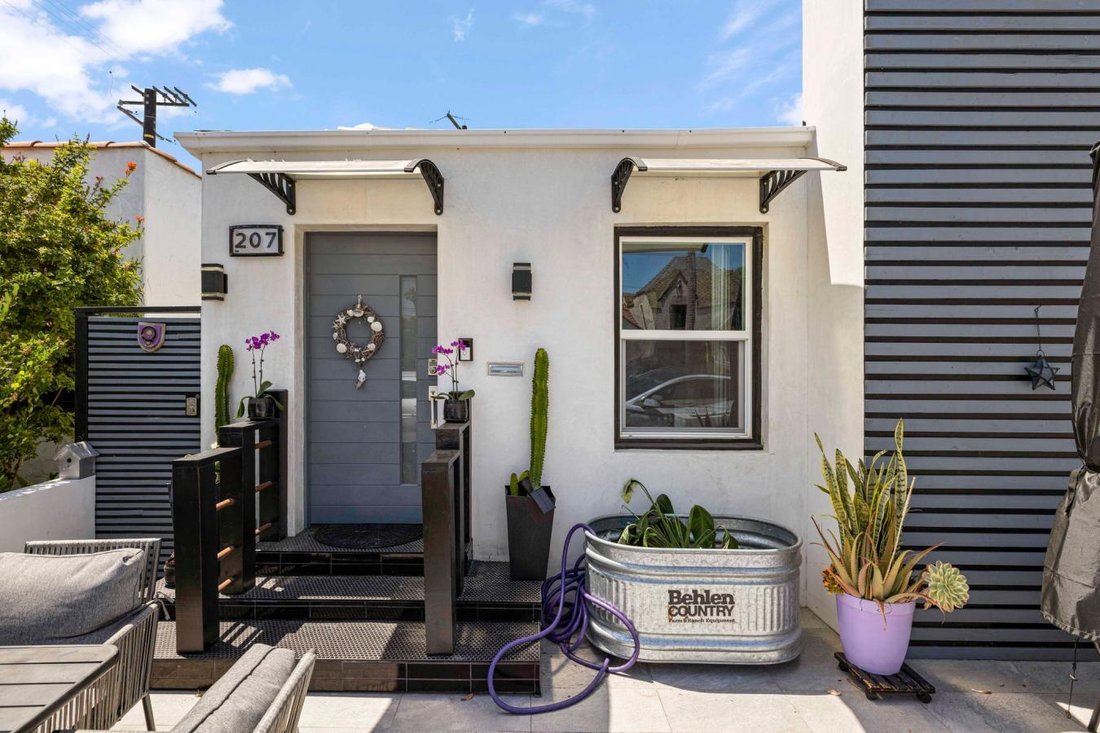 207, Santa Ana Avenue In Signal Hill, California, United States For