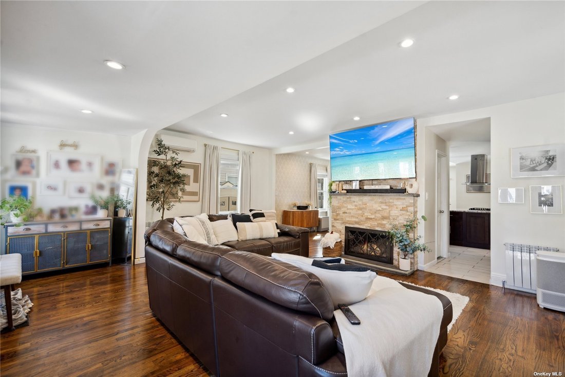 House Queens Village In New York, New York, United States For Sale