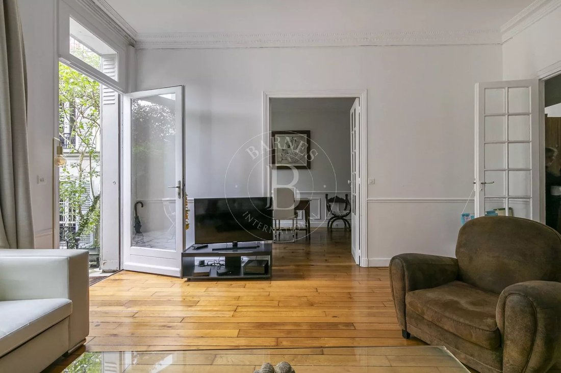 Paris 15 Pasteur With The Feel Of A House In Paris, île De France