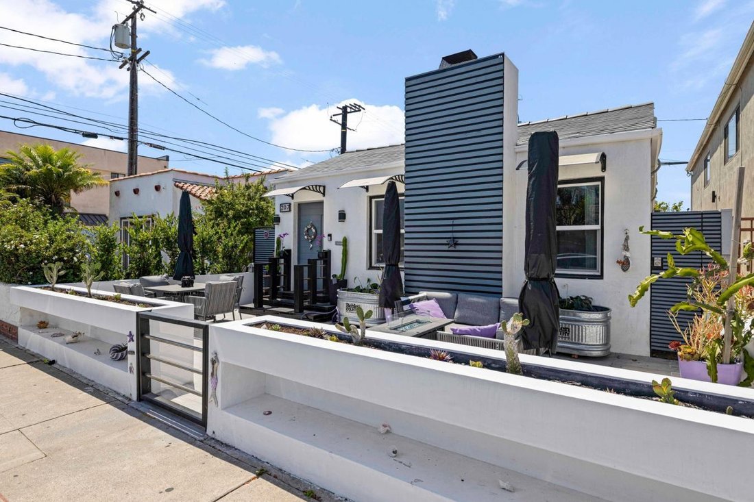 207, Santa Ana Avenue In Signal Hill, California, United States For