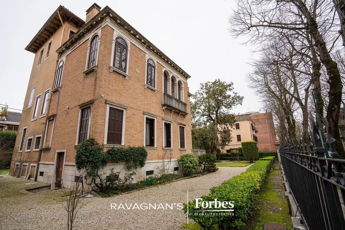 Beautiful Villa With Private Garden In Venice Lido In Lido,