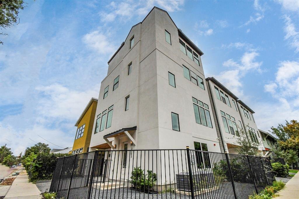 2303 Yupon Street In Houston, Texas, United States For Sale (14830585)