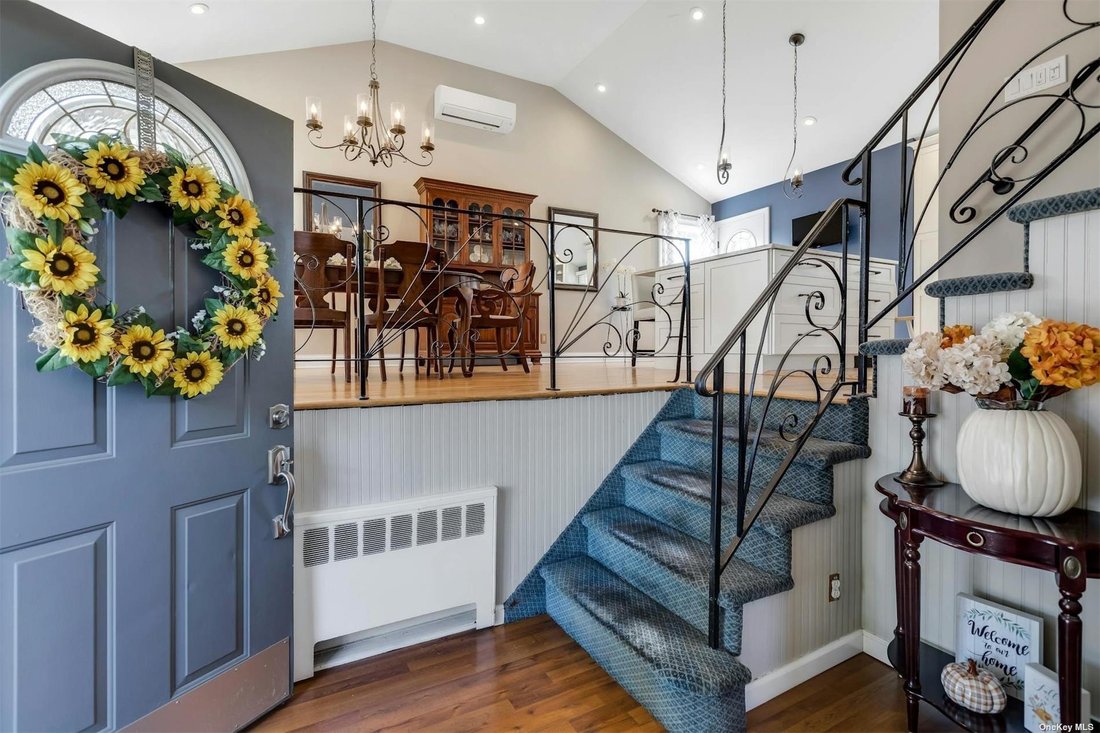 House East Islip In East Islip, New York, United States For Sale (14827408)