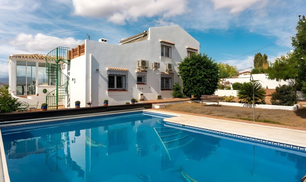 Spacious Five Bedroom, Three Bathroom Villa At El In Coín, Andalusia