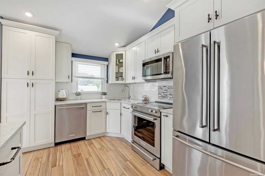 House East Islip In East Islip, New York, United States For Sale (14827408)