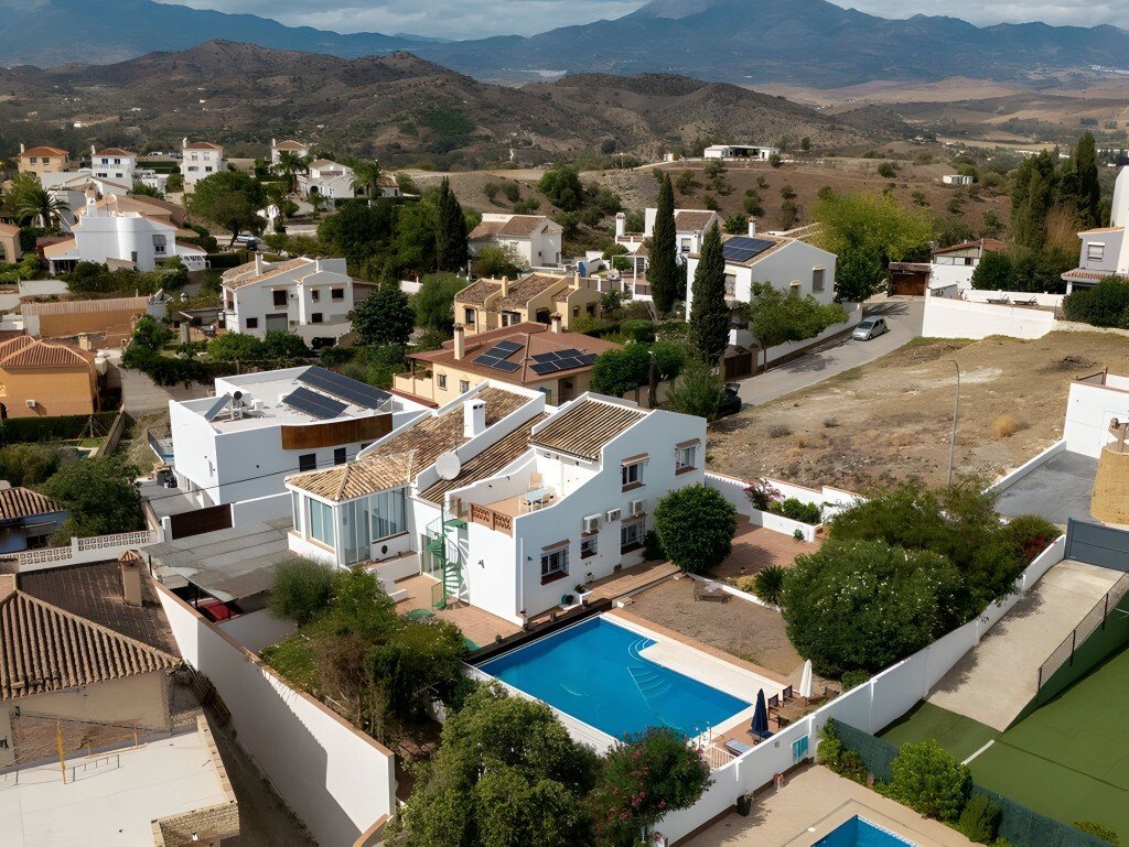 Spacious Five Bedroom, Three Bathroom Villa At El In Coín, Andalusia