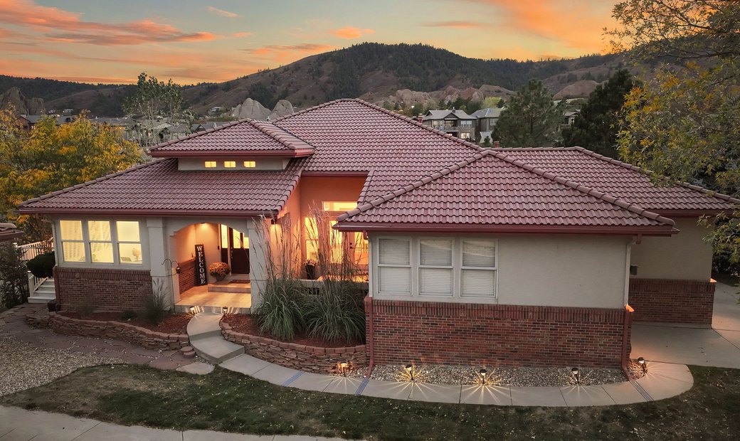 Home To A Perfect Blend Of In Roxborough Park, Colorado, United