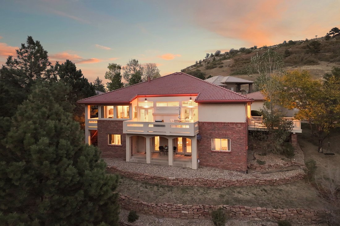 Home To A Perfect Blend Of In Roxborough Park, Colorado, United