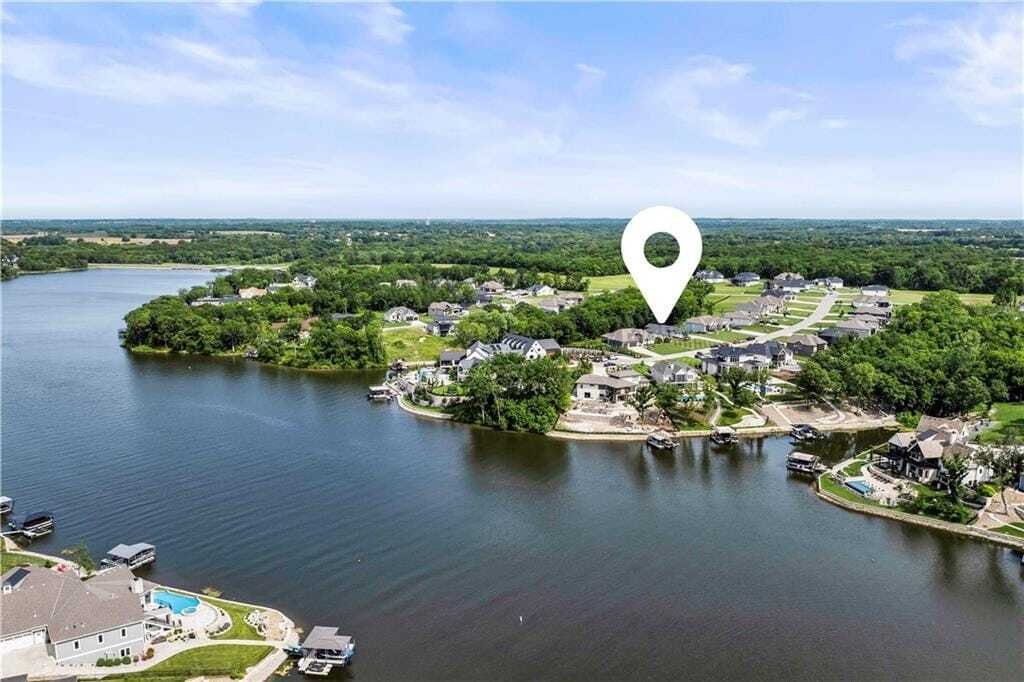 Pristine Home In Lake Winnebago In Greenwood, Missouri, United States