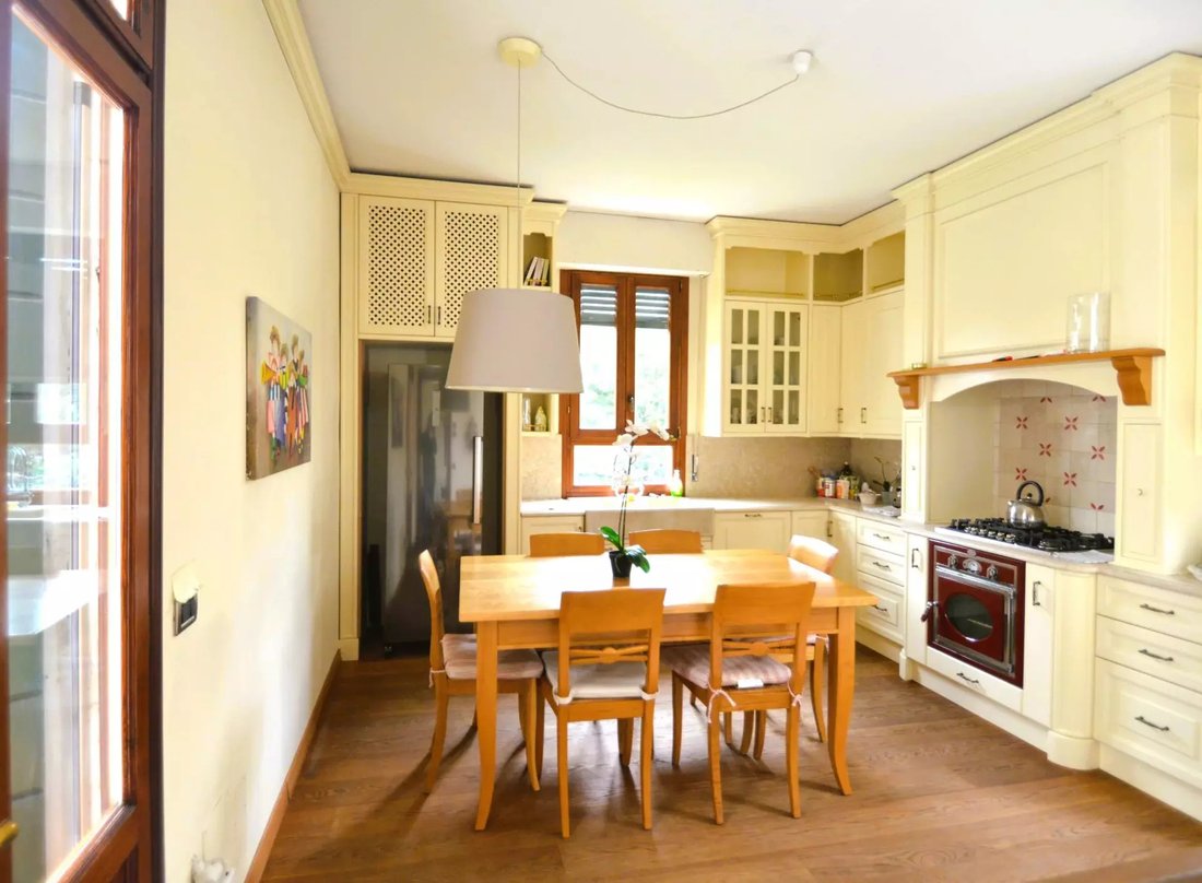 Attached 4 Bedroom Waterfront Villa With Yard In Lido Di Venezia