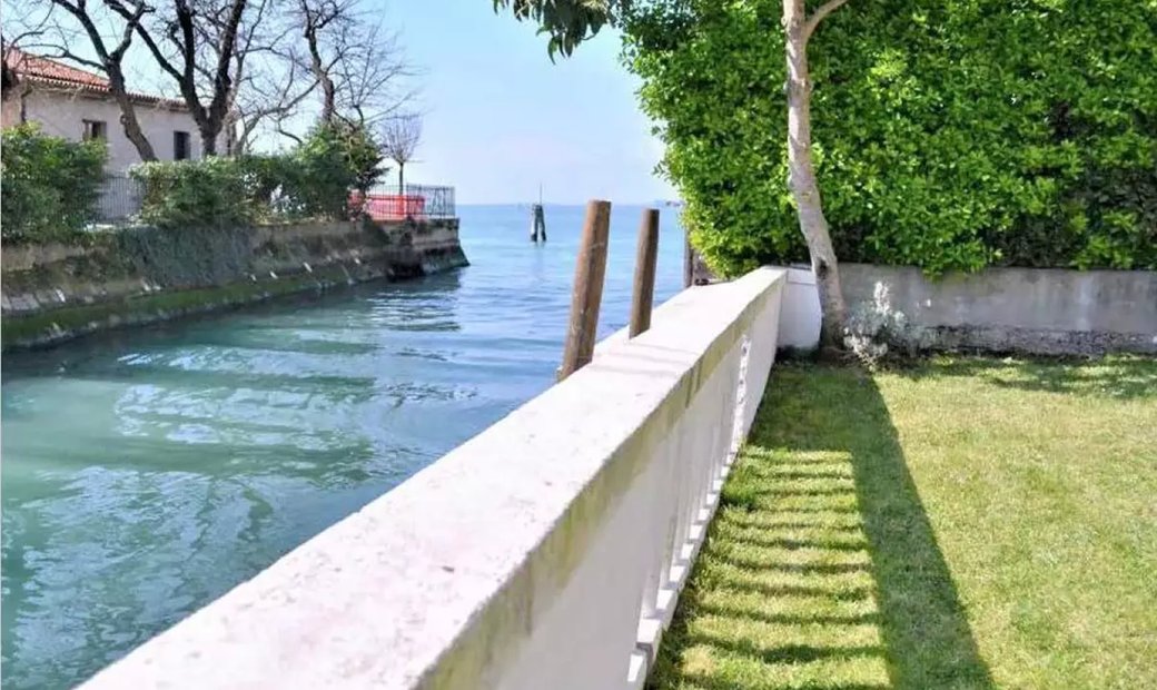 Attached 4 Bedroom Waterfront Villa With Yard In Lido Di Venezia