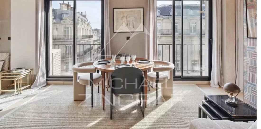 For Sale V Perfect Condition In Paris, île De France, France For