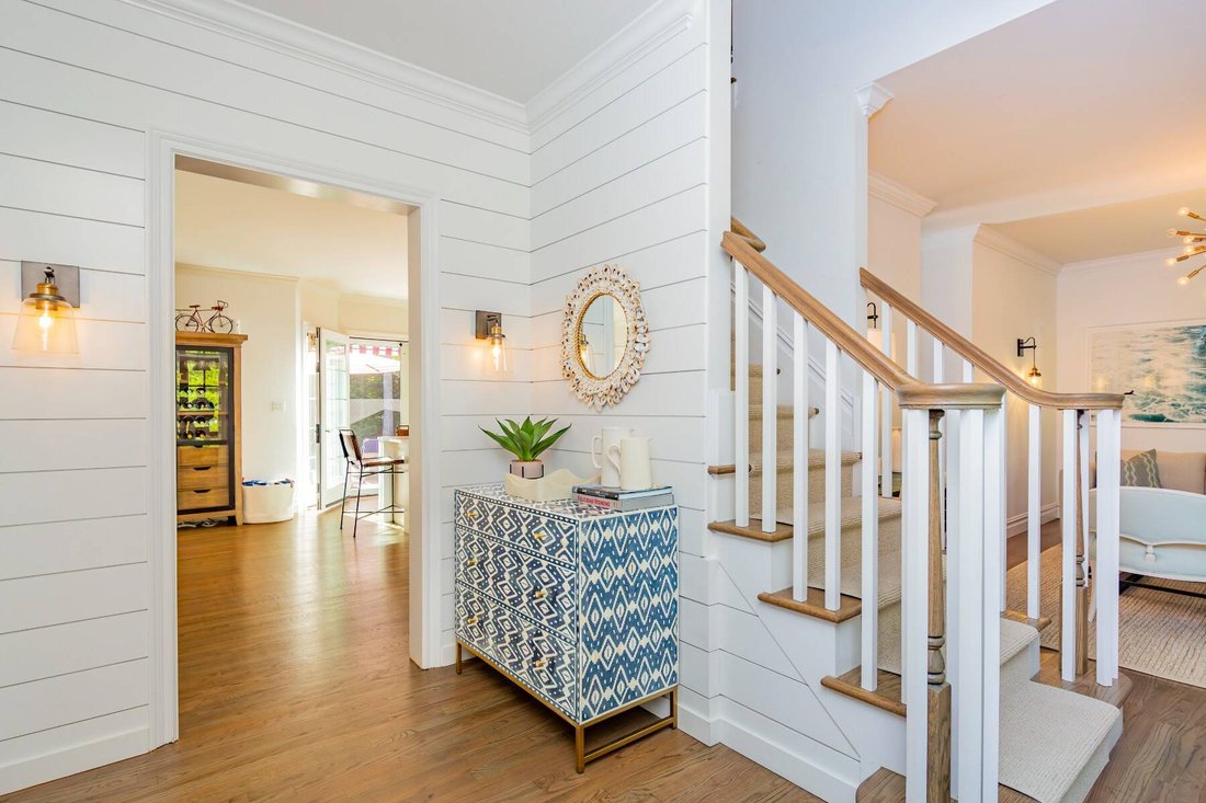 Beautifully Renovated Classic In East Hampton, New York, United States