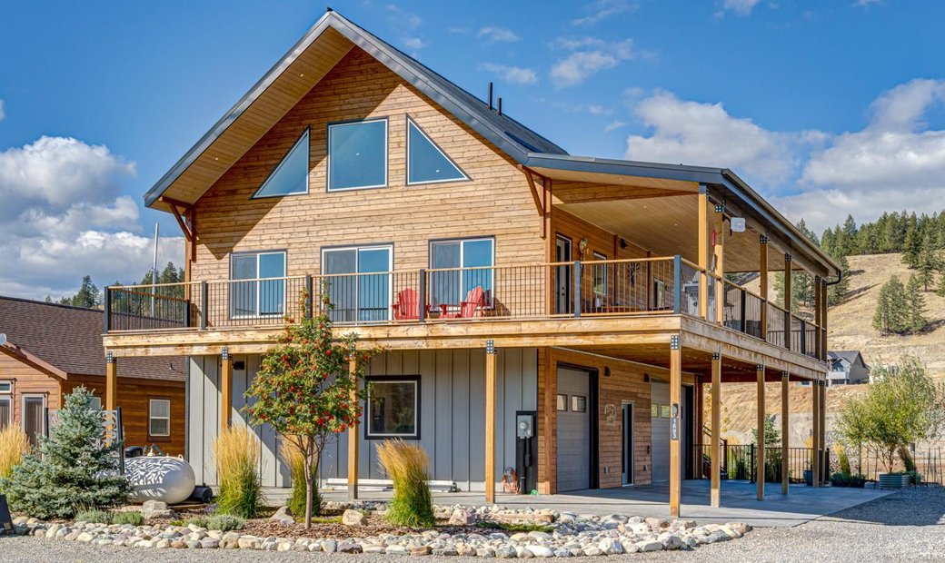 Charming Lakeside Haven In Grasmere, British Columbia, Canada For Sale