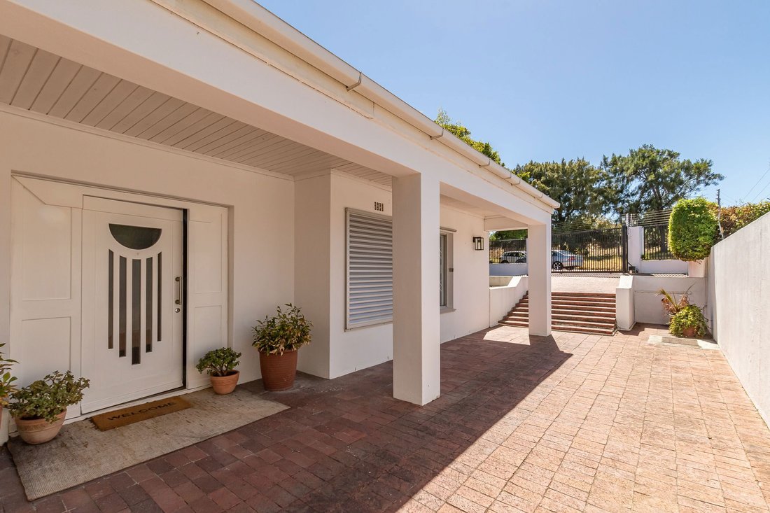 Newley Renovated 4 Bedroom Home With In Cape Town, Western Cape, South