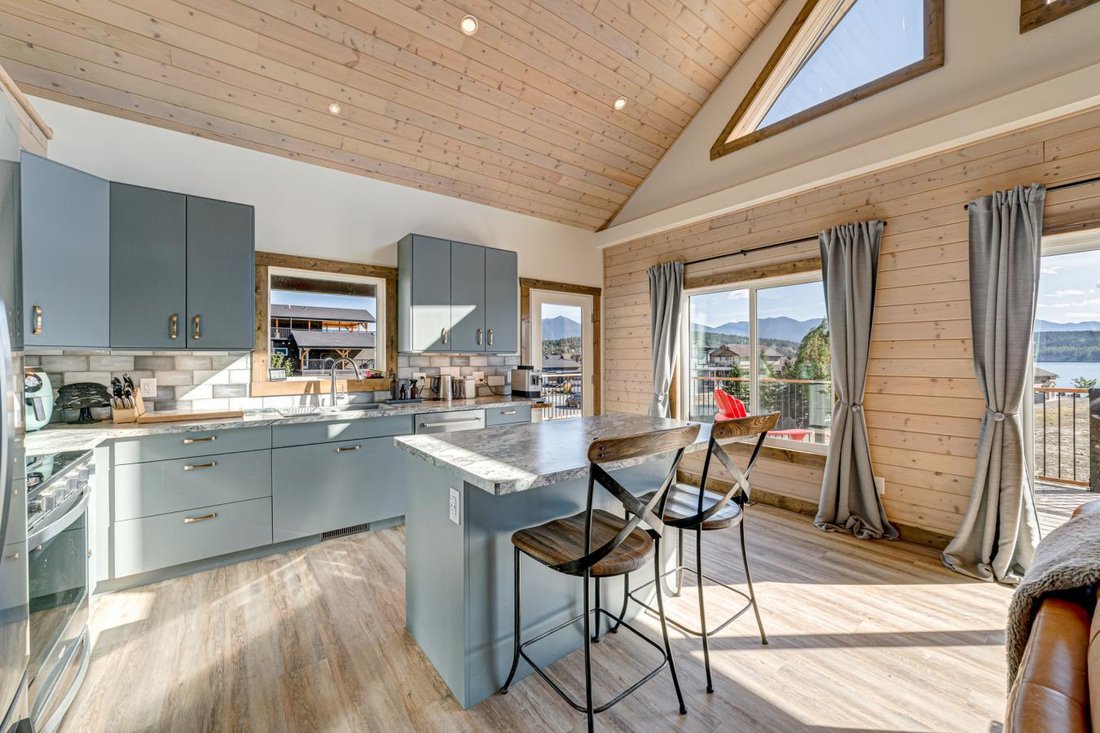 Charming Lakeside Haven In Grasmere, British Columbia, Canada For Sale