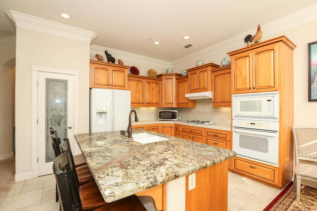 3 Bedrooms Single Family Detached In Redding, California, United States