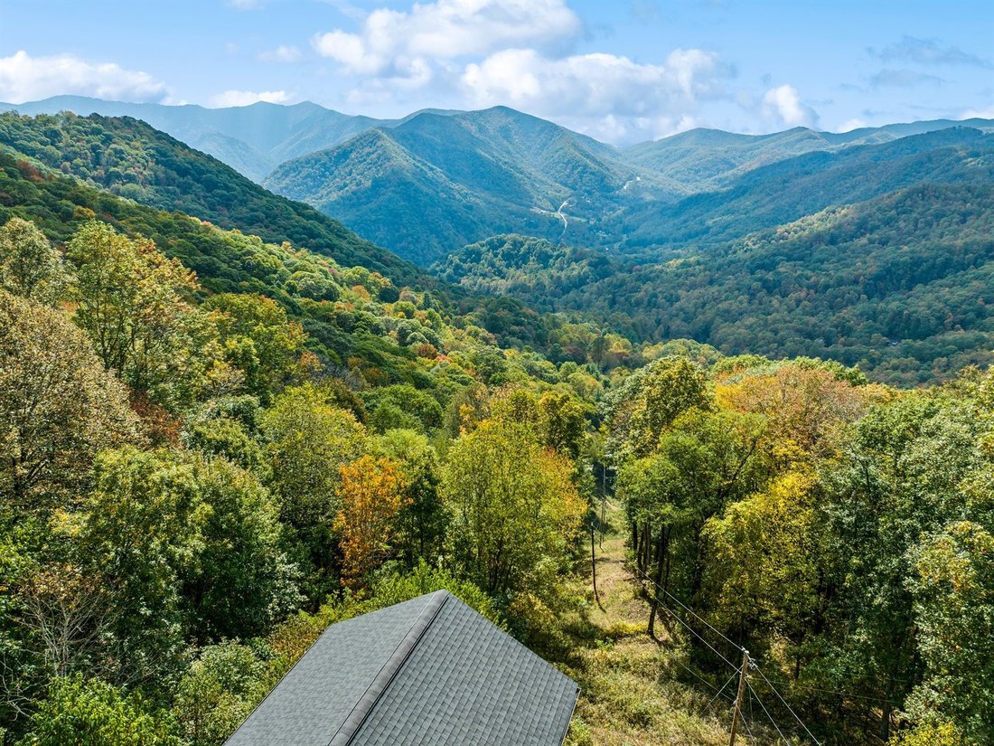 Spectacular Home On A Scenic In Maggie Valley, North Carolina, United