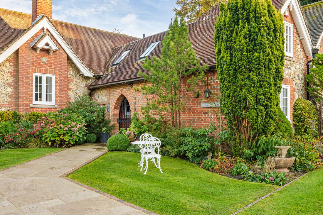 3 Bedroom Character Property For Sale In In Chipstead, England, United