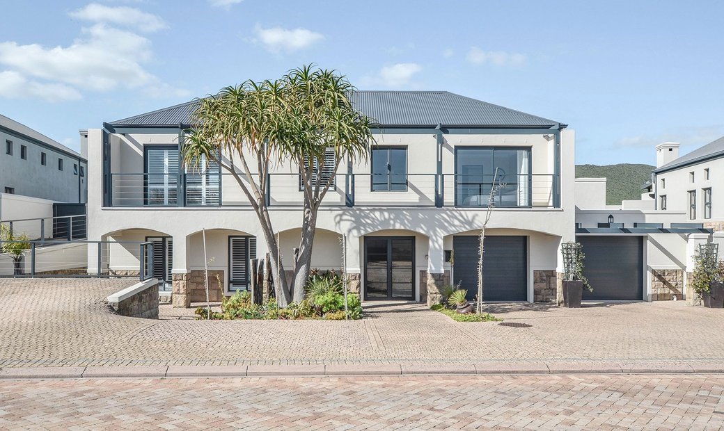 Modern Contemporary On The Fairway In Cape Town, Western Cape, South