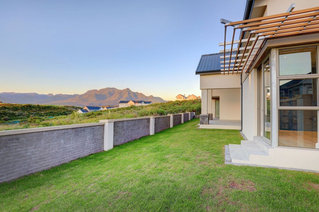 Immaculate Four Bedroom Home In Kingswood In Western Cape