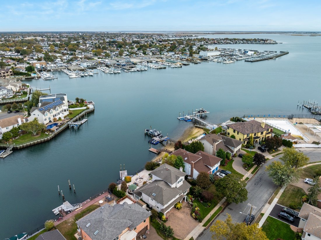 Remarkable Waterfront Home In Merrick In Merrick, New York, United