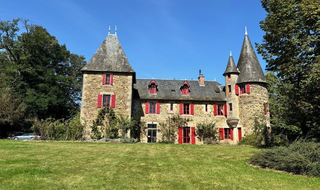 Beautifull Castle Hidden In The Countryside, 12 Bedrooms Plus 3 In