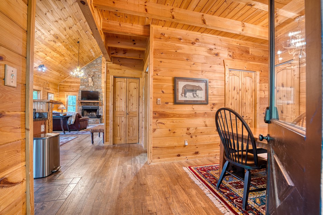 Perfect Mountain Retreat Near Downtown In United